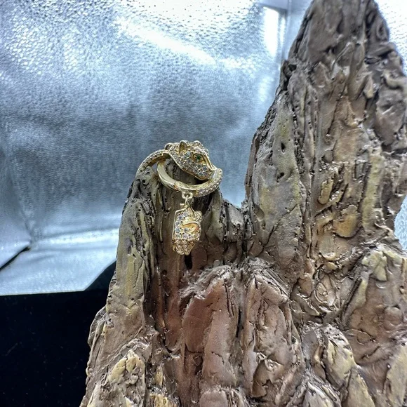 14k yellow gold Cougar earrings w/zirconium - Picture 2 of 4